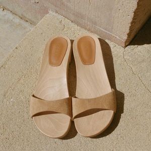 New Doen Alix Wood sandals in mustard seed suede sz 40